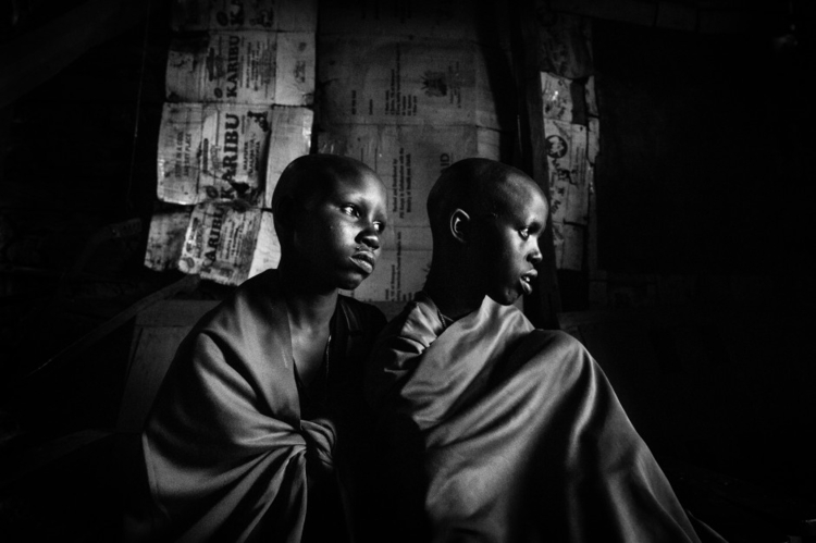 Nigeryjskie dziewczyny czekają na zabieg obrzezania.
Visa d'or Daily Press 2014, fot. Meeri Koutaniemi i Helsingin Sanomat